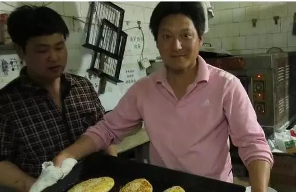 15块钱一盒的特色小吃, 他一天能卖出上千份, 两年买了两套房