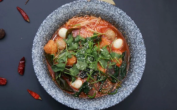 1元1串的麻辣烫小店凭什么日赚3万？