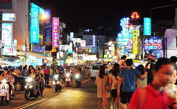 一条忙碌的夜市里，有多少商机的？
