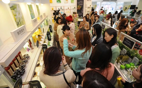 只需三步，时尚女孩传授给你经营化妆品店铺的成功之道