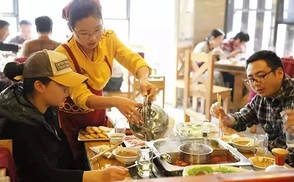 饭店生意不好不要着急：好的餐厅离不开会推菜的服务员！