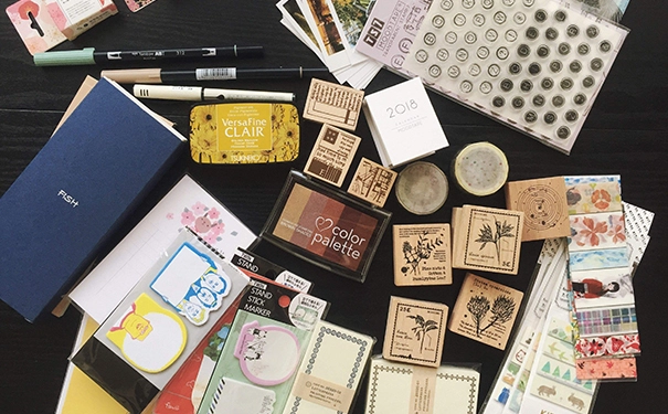 在学校附近开个文具店能月赚多少？