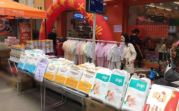 顾客只买通货奶粉，该怎么说服她转换品牌？要如何经营通货奶粉?